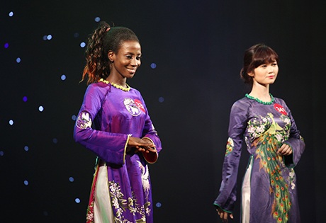 Attaa gây ấn tượng đặc biệt trong phần thi áo dài