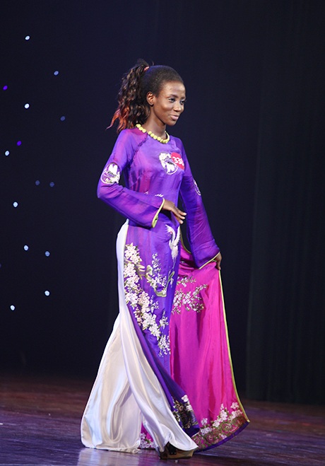 Cô cho thấy vẻ duyên dáng, phong thái nổi trội hơn nhiều thí sinh trong phần thi áo dài