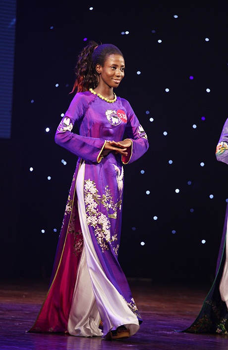 Cách đặt tay của Attaa rất nữ tính và phù hợp với áo dài Việt