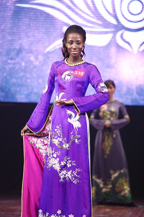 Attaa trong phần thi trình diễn trang phục tự chọn