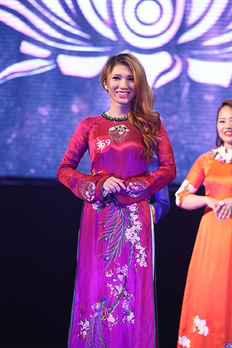 Trước đó là phần thi trình diễn áo dài của các thí sinh