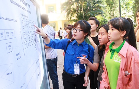 TNV hướng dẫn thí sinh tìm phòng thi trong ngày làm thủ tục dự thi