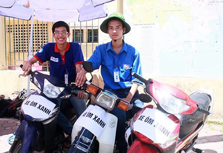 Đội xe ôm tình nguyện phục vụ ngay tại cổng trường thi sẵn sàng hỗ trợ liên tục