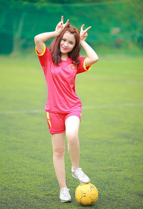 Nữ sinh Đồng Nai mặc áo đấu mừng chiến thắng của U23 Việt Nam - 1 Nữ sinh Đồng Nai mặc áo đấu mừng chiến thắng của U23 Việt Nam