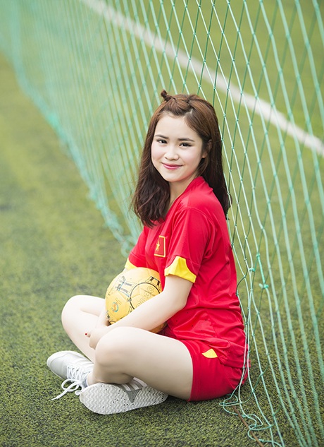 Nữ sinh Đồng Nai mặc áo đấu mừng chiến thắng của U23 Việt Nam - 7 Niềm đam mê của cô bạn với bóng đá do lây nhiễm từ người bố