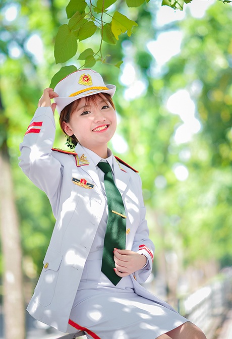 Nhật Linh rất hợp với bộ đồ lễ nghi của quân đội