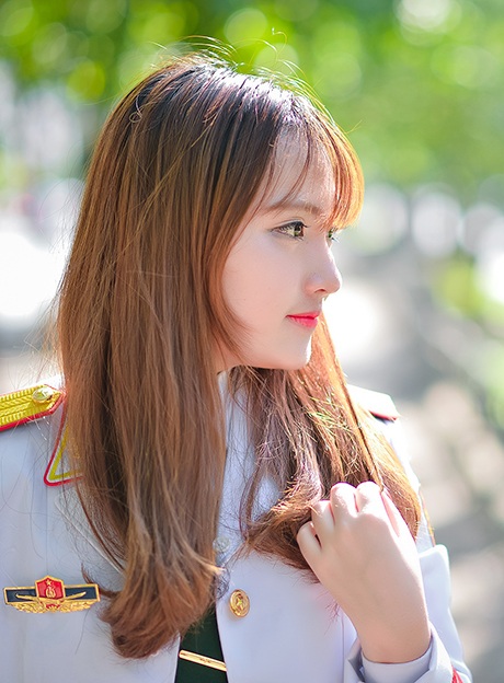 Khuôn mặt bầu bĩnh đáng yêu cùng với nước da trắng là lợi thế của Nhật Linh trước ống kính máy ảnh