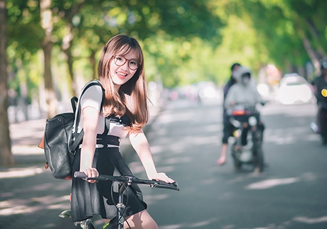 Bên ngoài môi trường rèn luyện của quân đội, Nhật Linh là cô gái trẻ trung, nhí nhảnh