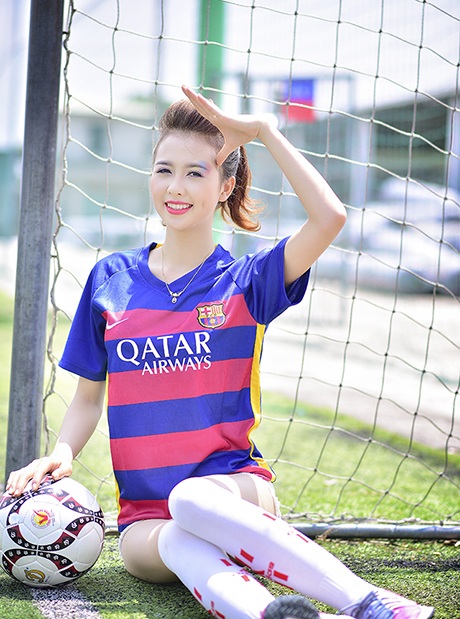 Fan nữ xinh xắn tung bộ ảnh mừng Barca vô địch Champions League - 7 M.C
