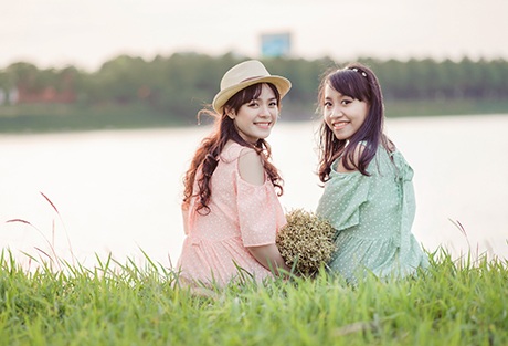 Nếu bạn là fan của Tô Diệp Hà và Hương Giang, hãy xem qua bức ảnh này. Đây là hình của hai cô gái xinh đẹp cùng nhau diện trang phục họa tiết và khoe sắc lên thảm đỏ. Đừng bỏ lỡ khoảnh khắc đầy sức sống của hai thí sinh The Voice năm