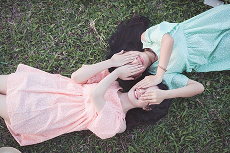 Ảnh kỷ yếu đáng yêu của cặp đôi nữ sinh trường Ngoại giao - 13 Bộ ảnh thay cho lời hứa tình bạn mãi mãi bền chặt của hai cô gái