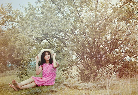 Bí quyết "bỏ túi” cho những bức ảnh đẹp ở “vương quốc bọ xít” - 8 Nhiếp ảnh và người mẫu phải lội bùn để có được bức ảnh đẹp trong vườn nhãn những ngày mưa