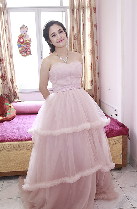 Cô dâu hot girl rạng rỡ trong ngày trọng đại