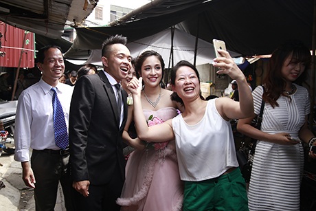 Người dân xin chụp ảnh cùng cặp đôi nổi tiếng