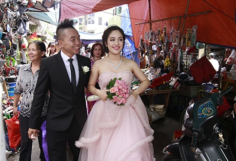 Nhà cô dâu nằm trong khu phố chợ buôn bán sầm uất