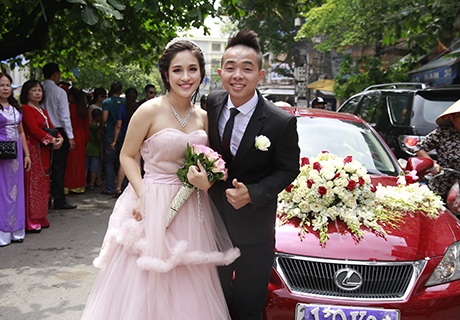 Chiếc xe rước dâu đợi sẵn ở đầu ngõ