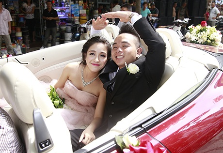 Phúc Bồ đến đón dâu trên một chiếc xe mui trần hàng Lexus sang trọng