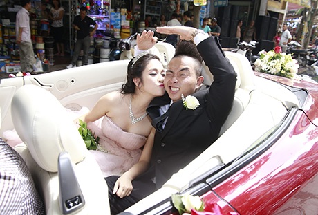 Cặp đôi thể hiện tình cảm trước ống kính máy ảnh