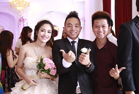 Nơi những người bạn đang chờ đợi để chúc phúc cho cặp đôi trẻ