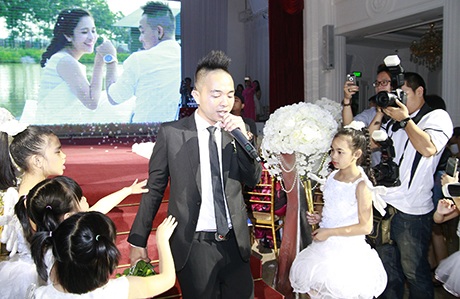 Chú rể Phúc Bồ hát ca khúc Cô dâu do anh sáng tác tặng vợ