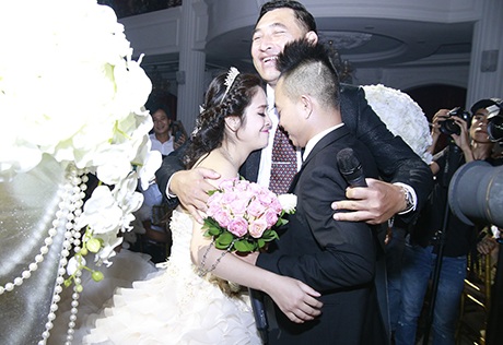 Bố cô dâu ôm đôi bạn trẻ trong hôn lễ