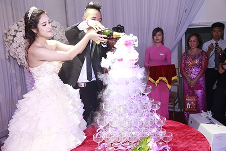 Chú rể Phúc Bồ hát ca khúc Cô dâu do anh sáng tác tặng vợ