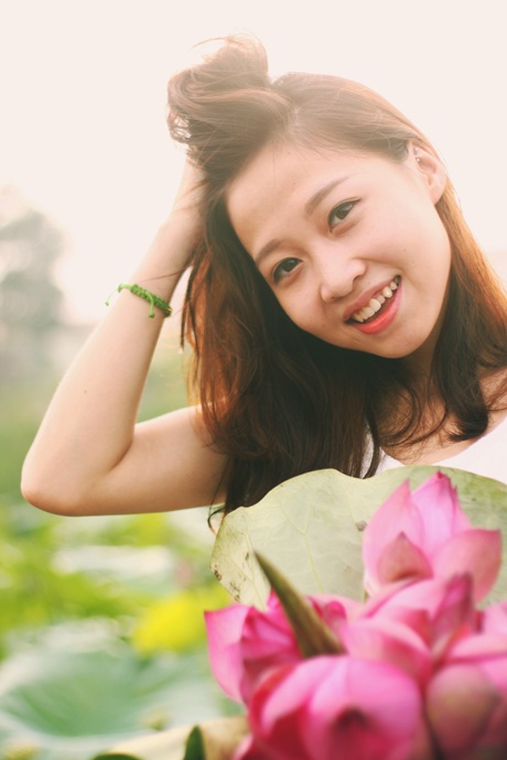 Ngân Thương khoe chiếc răng khểnh duyên dáng, nụ cười tươi khi chụp ảnh cùng hoa sen