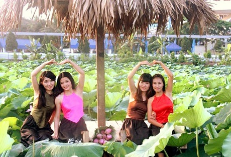 Những thiếu nữ chọn cho mình trang phục áo yếm, váy lụa truyền thống khoe trọn nét duyên dáng