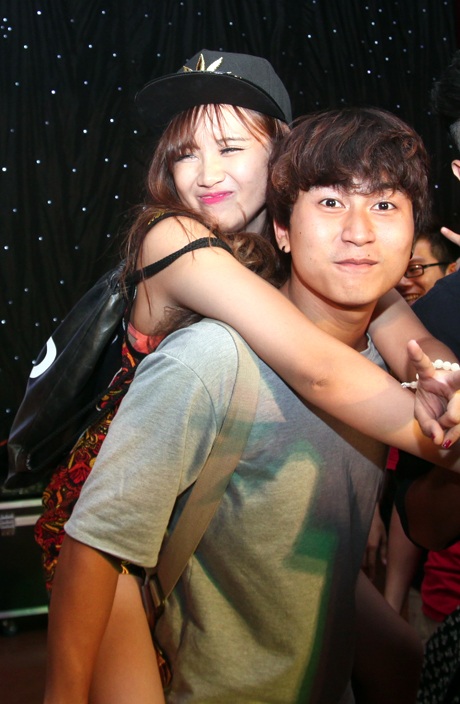 Cùng nhau chụp những bức ảnh ghi lại tình bạn thân thiết