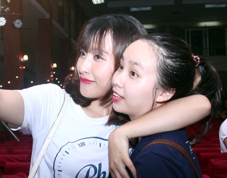 Hoa khôi trường Báo Mỹ Anh chụp ảnh cùng người bạn của mình