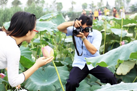 Nhiều lớp sinh viên tại Hà Nội cũng tìm đến đầm sen và thực hiện cho mình bộ ảnh kỷ yếu