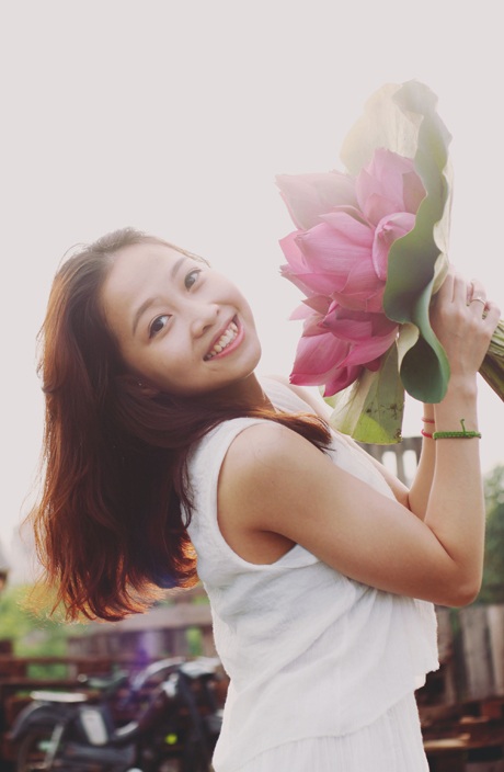 Ngân Thương khoe chiếc răng khểnh duyên dáng, nụ cười tươi khi chụp ảnh cùng hoa sen