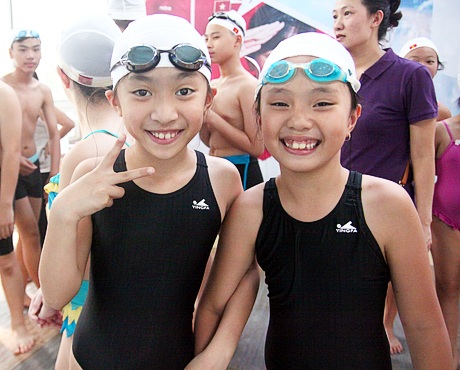 Các em nhỏ háo hức được giao lưu cùng kỷ lục gia Sea Games