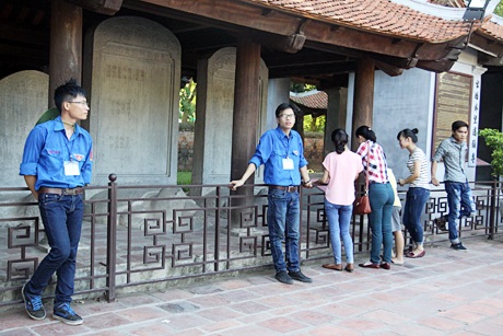 Sĩ tử đội nắng tới Văn Miếu cầu may mắn