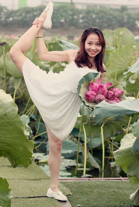 Ngân Thương tinh nghịch tạo dáng ép dẻo như khi đang tập luyện TDDC