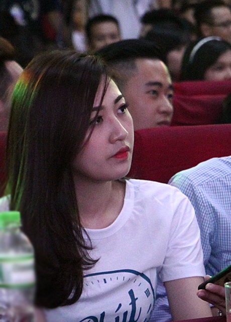 Á hậu Tú Anh lưu luyến chia tay thời sinh viên