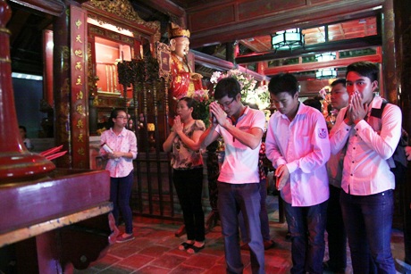 Nơi thờ Khổng Tử bên trong điện Đại Thành luôn có rất đông sĩ tử và phụ huynh cầu khấn.