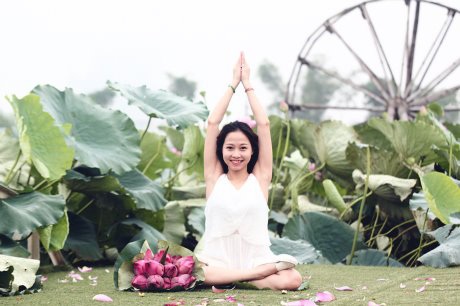 Ngân Thương tinh nghịch tạo dáng ép dẻo như khi đang tập luyện TDDC