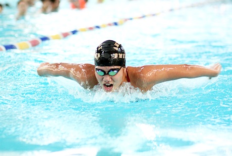  “Kình ngư” 19 tuổi trong vòng vây ngưỡng mộ của các em nhỏ Hà Nội