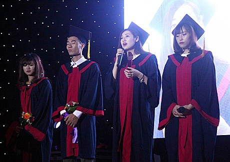 Á hậu Tú Anh lưu luyến chia tay thời sinh viên