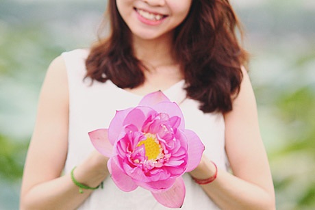 Thiếu nữ Hà thành rạng rỡ ghi lại những khoảnh khắc đẹp cùng đóa sen hồng