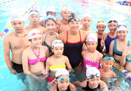 Cuối buổi giao lưu, Ánh Viên thân thiện chụp ảnh kỉ niệm với hàng chục em nhỏ