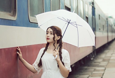 Bộ ảnh "búp bê ảnh thẻ" dạo bước giữa cơn mưa Sài Gòn - 3 Bộ ảnh được thực hiện tại nhà ga Sài Gòn