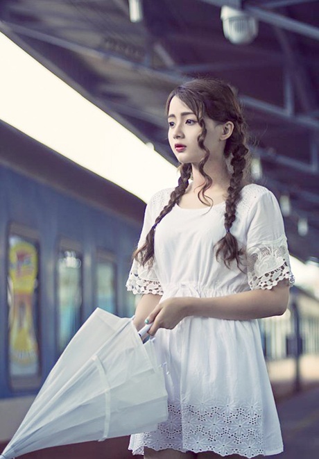 Bộ ảnh "búp bê ảnh thẻ" dạo bước giữa cơn mưa Sài Gòn - 4 Những biểu cảm ưu tư của Hương được dân mạng ngợi khen bởi cô đã có sự đổi mới hình tượng