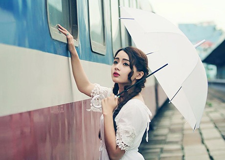 Bộ ảnh "búp bê ảnh thẻ" dạo bước giữa cơn mưa Sài Gòn - 5 Trước đây, Lan Hương chỉ thường làm mẫu cho những bộ ảnh tươi tắn, kẹo ngọt