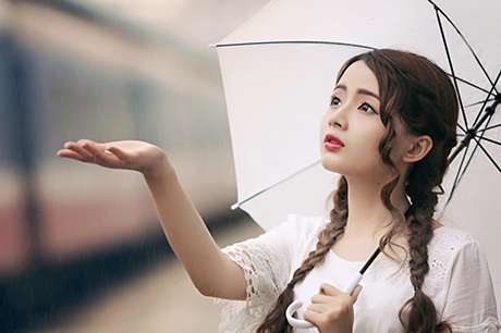 Bộ ảnh "búp bê ảnh thẻ" dạo bước giữa cơn mưa Sài Gòn - 6 Sau mấy năm làm mẫu ảnh, khả năng biểu đạt trước ống kính của cô trở nên rất chuyên nghiệp