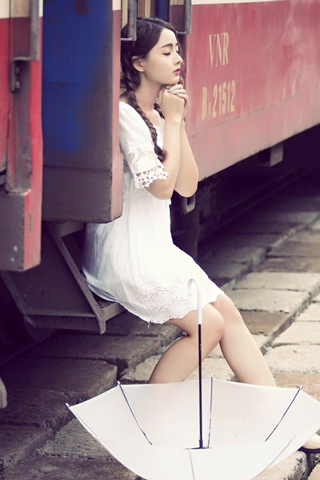 Bộ ảnh "búp bê ảnh thẻ" dạo bước giữa cơn mưa Sài Gòn - 7 Một Lan Hương khá lạ so với hình ảnh của cô 2 năm trước