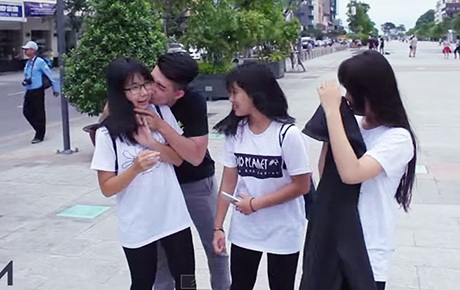 Kiss Cam – trào lưu "cưỡng hôn" phản cảm - 1 Hình ảnh trong clip Kiss Cam của bạn trẻ Việt