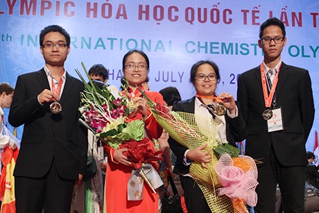 Sau HCV Olympic Hóa, cô gái Việt thành tân SV Học viện công nghệ hàng đầu thế giới - 2 Phạm Mai Phương ngày nhận giải HCV Olympic Hóa học