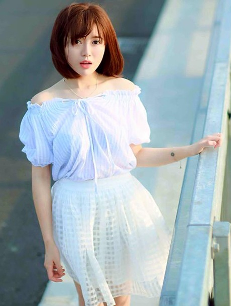 Nữ cổ động viên MU đẹp tinh khôi trên cầu Nhật Tân - 2 M.C